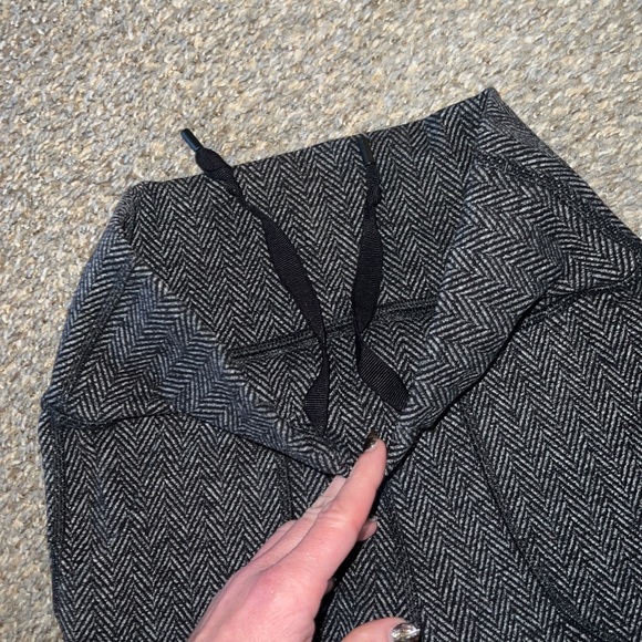 Lululemon pants. 4 - Picture 4 of 10